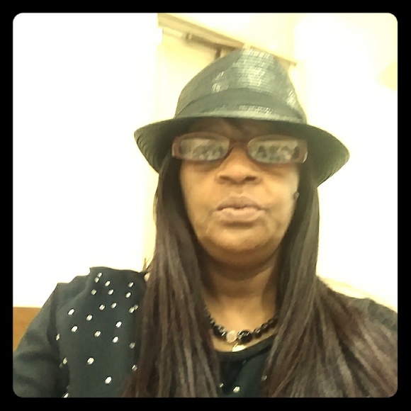 Meet your Posher, Sheila - Picture 1 of 5